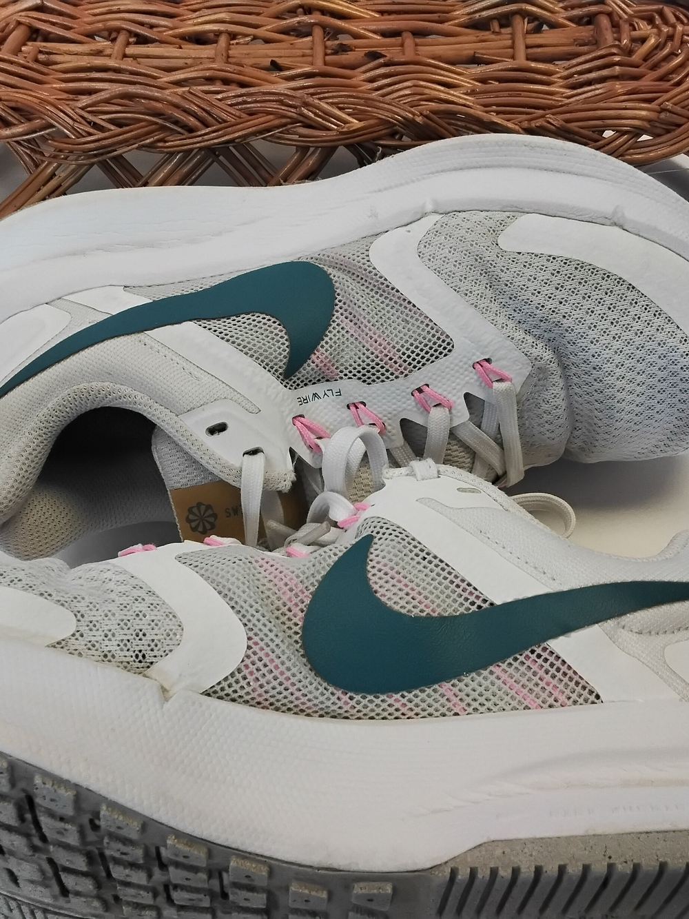 Nike Running Swift 3 W/8 Us   White Athletic Sneakers with Teal Swoosh